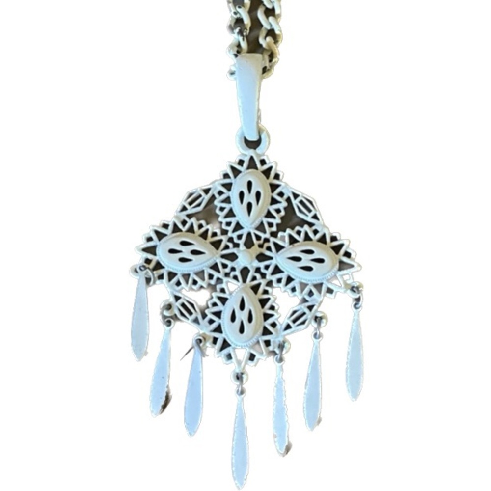 Vintage fringed white medallion pendant necklace - Picture 3 of 8
